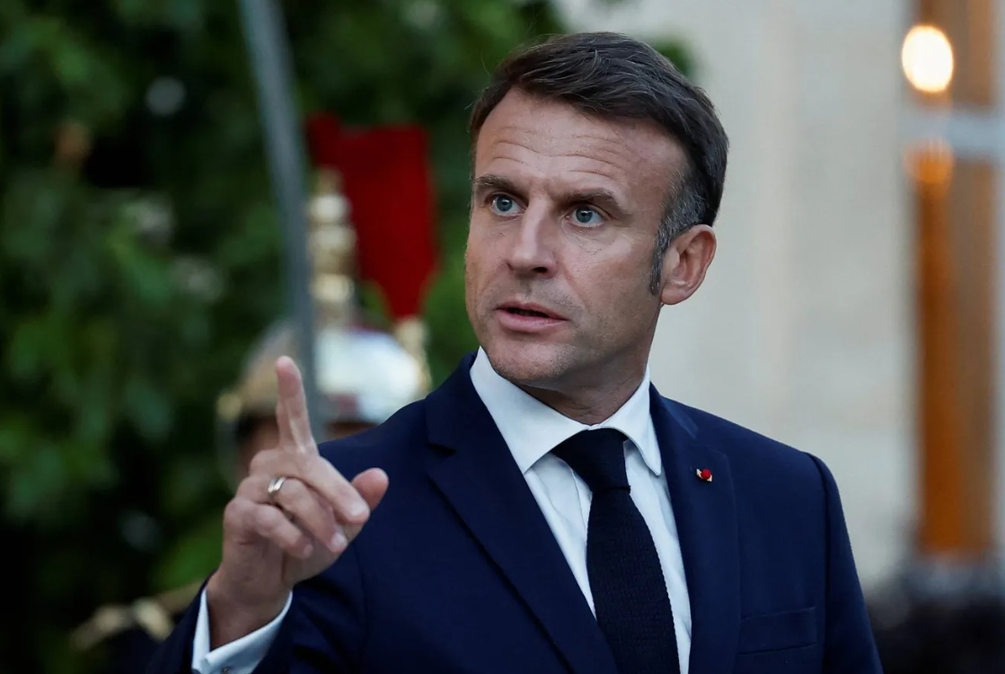 ماكرون يأمر باتخاذ موقف "أكثر صرامة وحزما" تجاه الجزائر