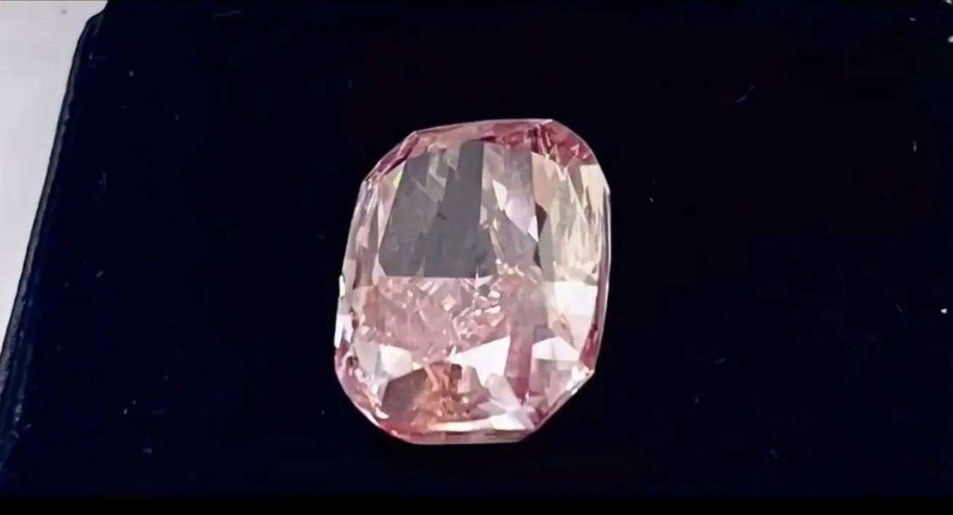 شرطة دبي تحبط عملية سرقة ماسة وردية نادرة بقيمة 25 مليون دولار