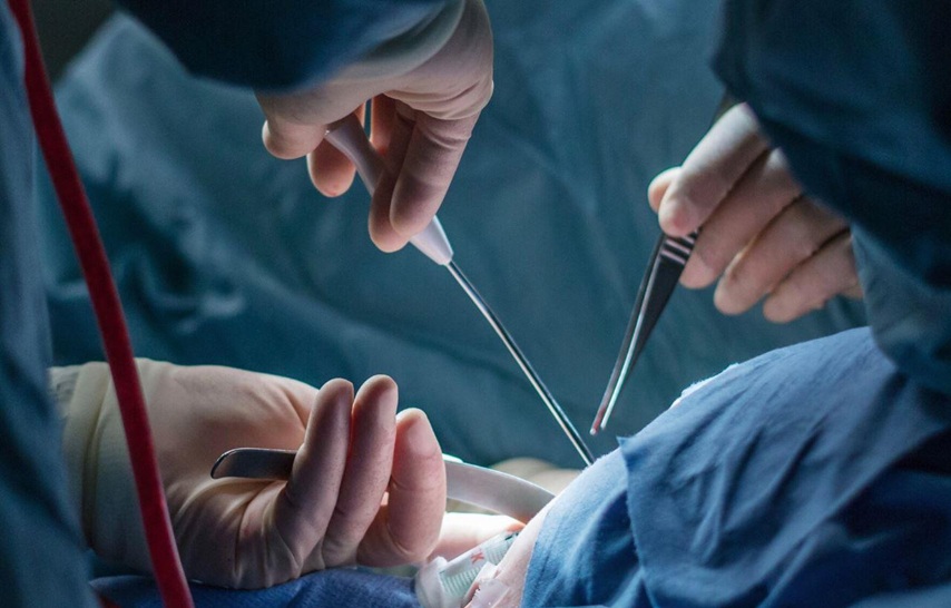 المغرب يحقق إنجازاً طبياً رائداً... أول عملية لزراعة قوقعة الأذن بمساعدة الروبوت في إفريقيا