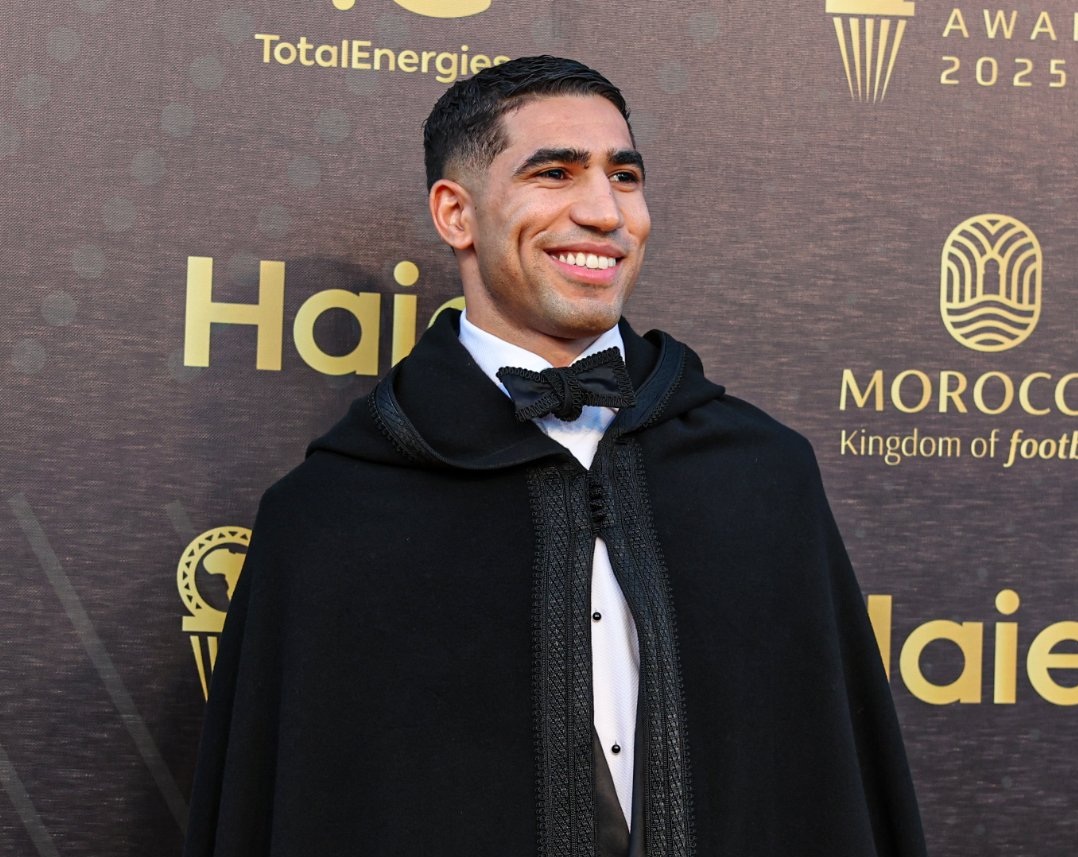  حكيمي بعد فوزه بالكرة الذهبية: هذه الجائزة لكل الأطفال المغاربة وأشكر الملك لأنه عمل على تطوير الكرة المغربية 