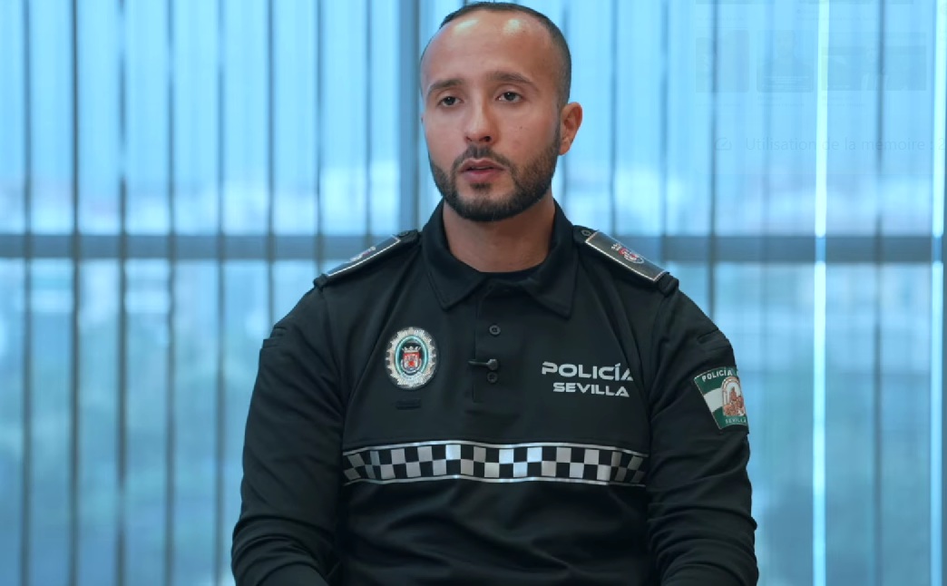  قصة كفاح شاب مغربي وصل إلى إسبانيا مختبئًا تحت شاحنة وأصبح اليوم شرطيًا محليًا في إشبيلية 