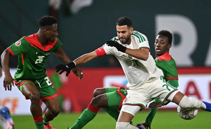  الجزائر تحسم التأهل أمام بوركينافاسو بهدف محرز 