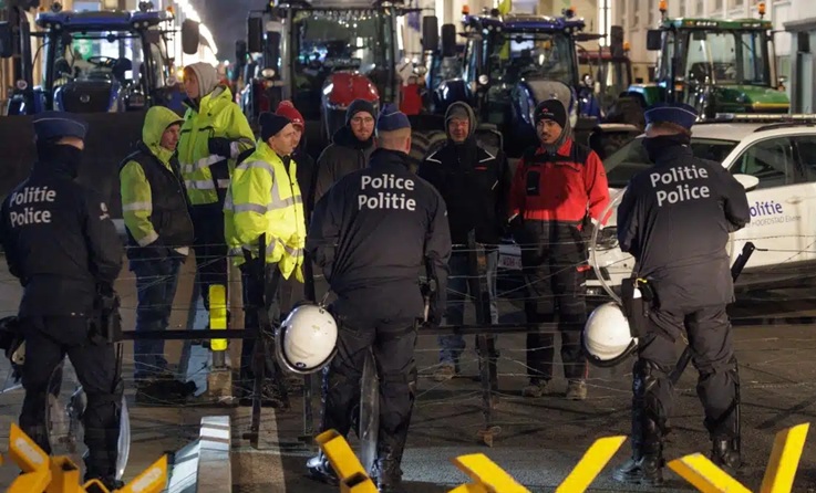   مئات الجرارات تجتاح بروكسل احتجاجاً على الاتفاقيات مع المغرب 