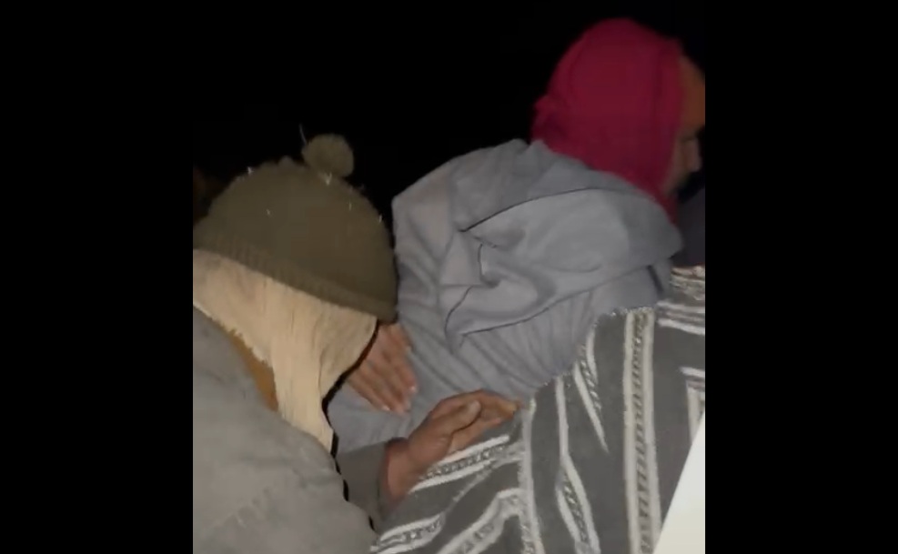  عملية إنسانية عاجلة لإجلاء مريض محاصر بالثلوج في إقليم أزيلال 