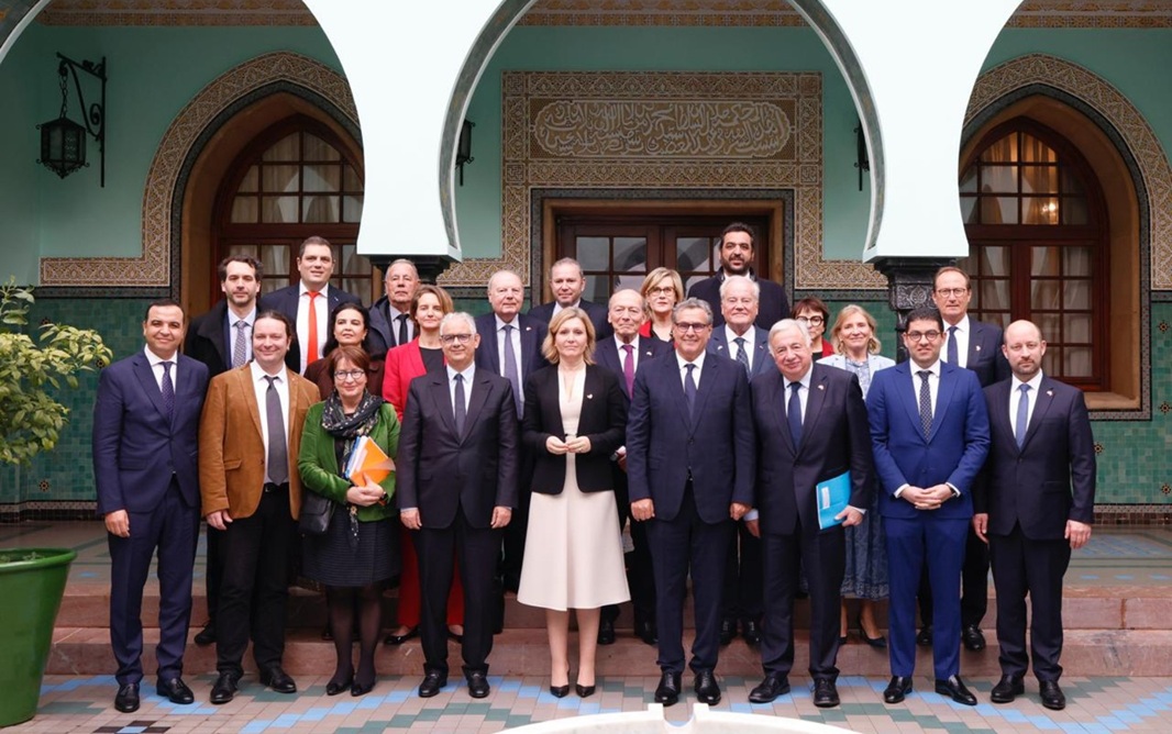 أخنوش يستقبل مسؤولي البرلمان الفرنسي ويؤكد متانة الشراكة المغربية-الفرنسية