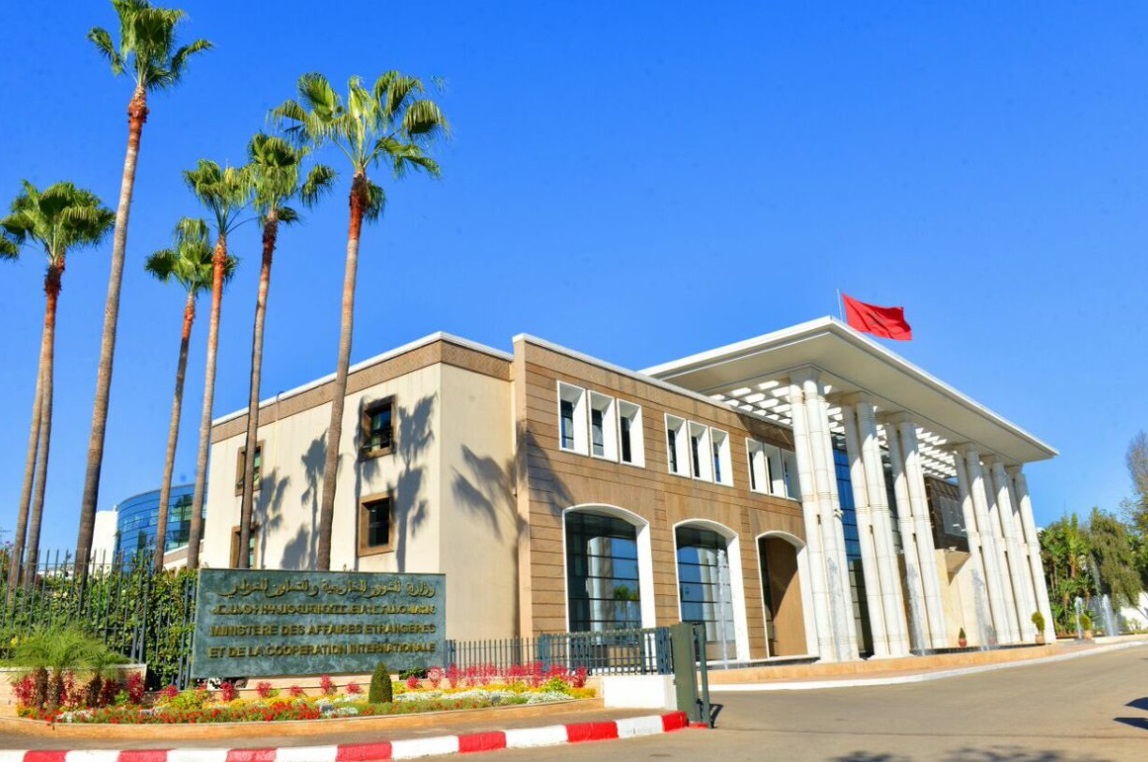 وزارة الخارجية تُحدث خلية أزمة وتخصص أرقاماً هاتفية لمواكبة أوضاع الجالية بالشرق الأوسط