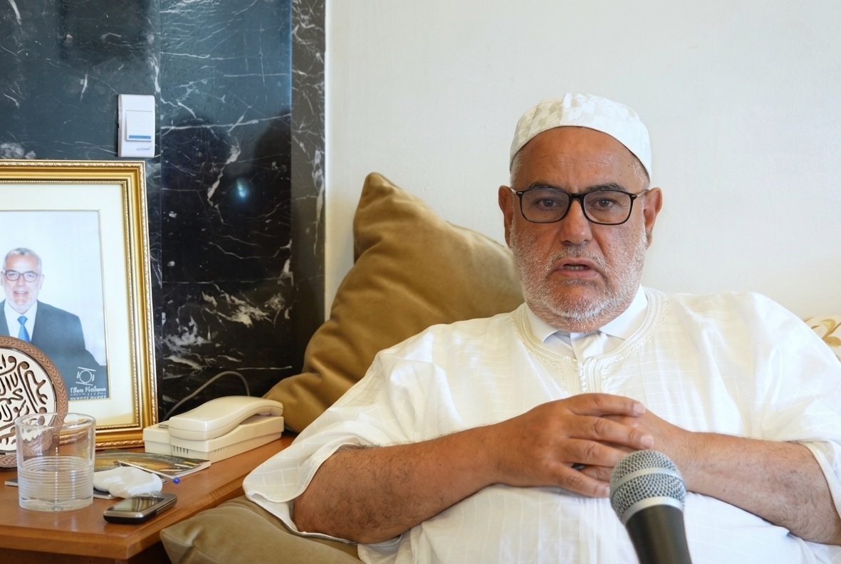  بنكيران ينتقد بلاغ "المصدر الحكومي" ويطالب أخنوش بتحمل المسؤولية أو الاستقالة 