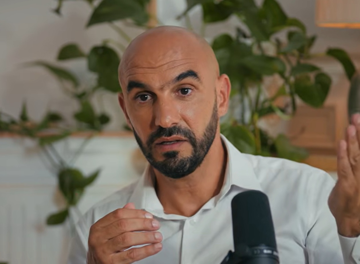  الركراكي يستحضر معاناة والدته في مطار أورلي: اشتغلت منظفا ولم أتحمل أكثر من شهر 